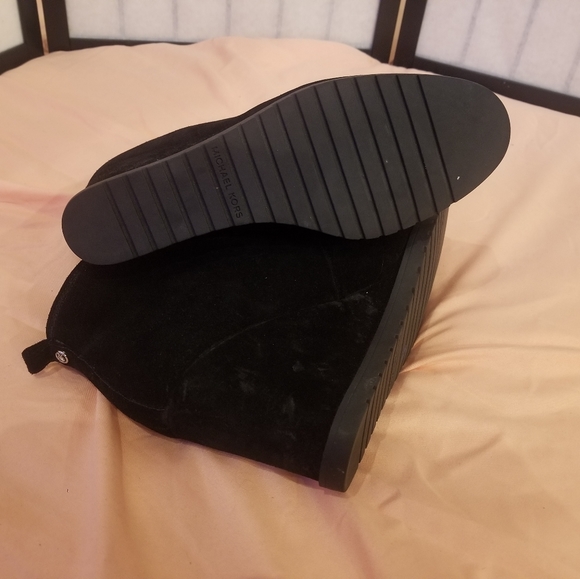 Michael kors lace up ankle boots. - Picture 2 of 4